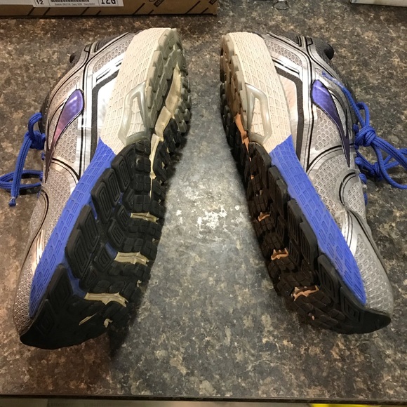 Brooks Ghost 16 sneaker Men's Size 10.5 wide - Picture 3 of 9